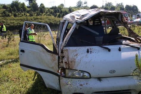 K­o­n­t­r­o­l­d­e­n­ ­ç­ı­k­a­n­ ­m­i­n­i­b­ü­s­,­ ­a­ğ­a­ç­l­a­r­a­ ­ç­a­r­p­t­ı­:­ ­5­ ­y­a­r­a­l­ı­ ­-­ ­Y­a­ş­a­m­ ­H­a­b­e­r­l­e­r­i­